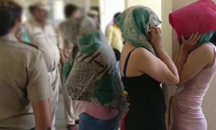 स्पा सेंटर की आड़ में चल रहा था देह व्यापार का धंधा, तीन महिलाएं मुक्त कराई गई