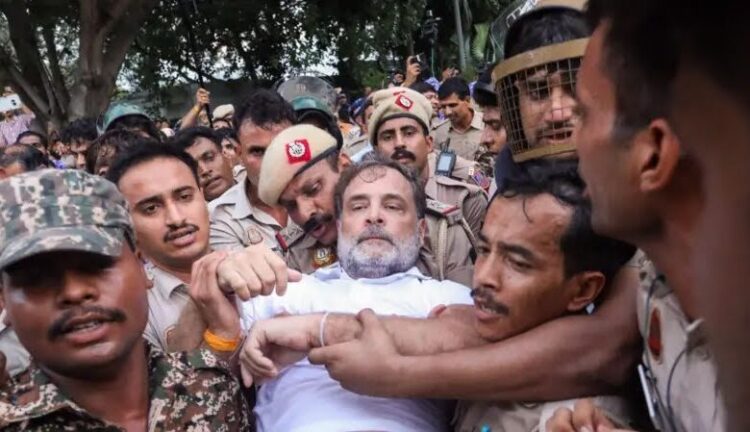 राहुल-प्रियंका को पुलिस ने हिरासत में लिया, PM आवास के बाहर कर रहे थे प्रदर्शन
