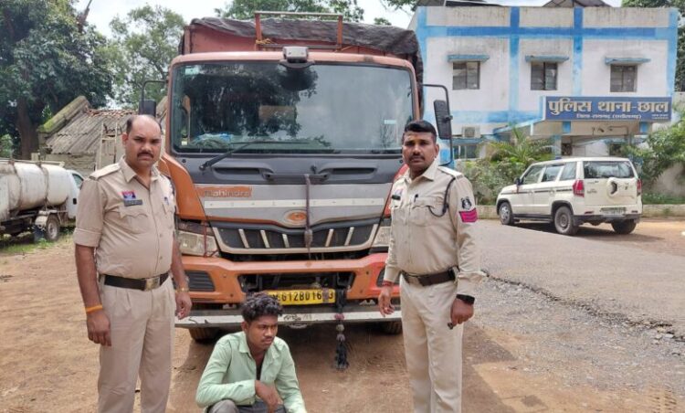 “ऑपरेशन प्रहार” में छाल पुलिस की कार्रवाई में 8.5 टन संदिग्ध लोहे का कबाड़ और 6 चक्का वाहन जब्त