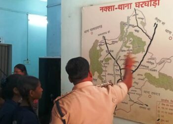 थाना घरघोड़ा में विद्यार्थियों ने सीखा कानून, सुरक्षा और पुलिसिंग का पाठ, पुलिस की कार्यप्रणाली और नए कानून से हुए रूबरू