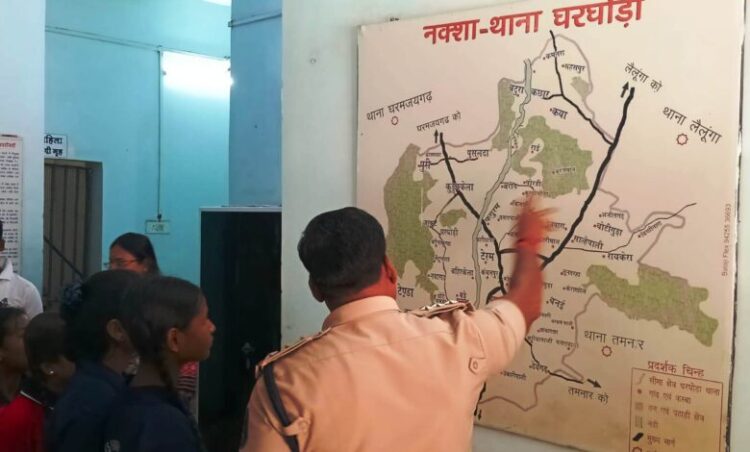 थाना घरघोड़ा में विद्यार्थियों ने सीखा कानून, सुरक्षा और पुलिसिंग का पाठ, पुलिस की कार्यप्रणाली और नए कानून से हुए रूबरू