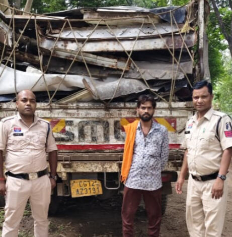 “ऑपरेशन प्रहार” में दोहरी कार्रवाई, 6.5 टन संदिग्ध कबाड़ और दो मालवाहक वाहन जब्त