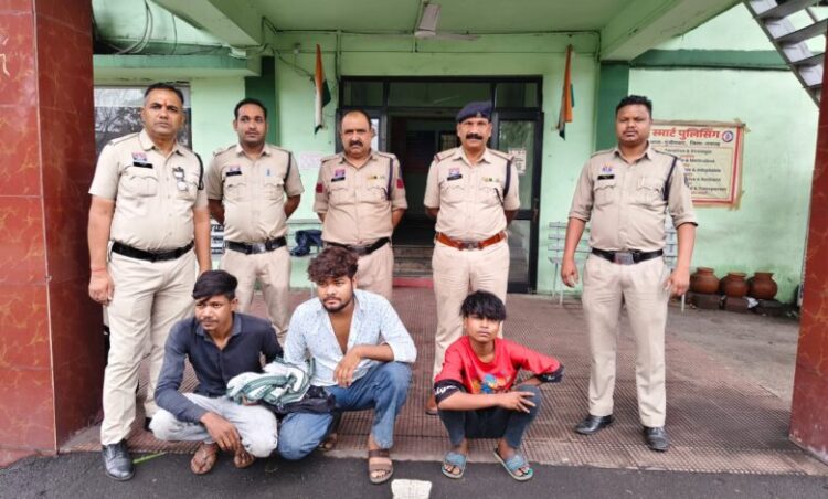 सूर्योदय प्लांट के गार्ड से मोबाइल लूटकर चाकू से हमला करने वाले 3 लुटेरे चंद घंटों में गिरफ्तार, लूटा मोबाइल, चाकू व साक्ष्य जब्त