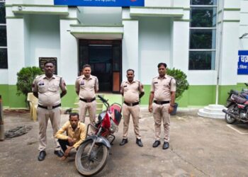 साइबर और कोतवाली-चक्रधनरगर पुलिस ने बाइक चोर गिरोह का किया पर्दाफाश, 5 चोर और 2 चोरी की बाइक खरीदने वाले गिरफ्तार