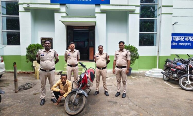 साइबर और कोतवाली-चक्रधनरगर पुलिस ने बाइक चोर गिरोह का किया पर्दाफाश, 5 चोर और 2 चोरी की बाइक खरीदने वाले गिरफ्तार