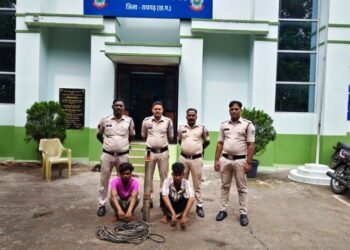 पोल्ट्री फार्म से बोर पंप चुराने वाले दो युवक चढ़े पुलिस के हत्थे, चक्रधरनगर पुलिस की त्वरित विवेचना से 24 घंटे में चोरी की वारदात का पर्दाफाश
