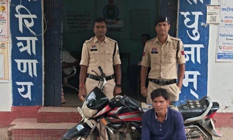 निगरानी बदमाश महेश पैंकरा फिर चढ़ा घरघोड़ा पुलिस के हत्थे, 24 घंटे में चोरी की बाइक और मोबाइल बरामद