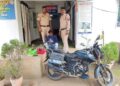 24 घंटे में चोरी का खुलासा: ढाबा और गैरेज से चोरी करने वाला शातिर चोर गिरफ्तार, चोरी का पूरा माल और बाइक बरामद