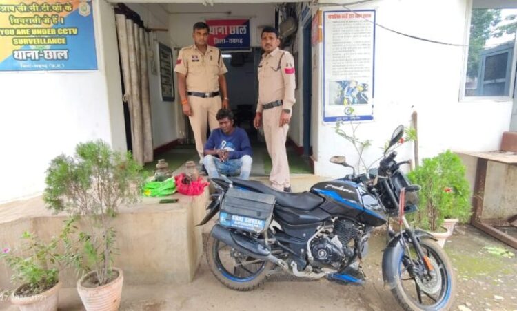 24 घंटे में चोरी का खुलासा: ढाबा और गैरेज से चोरी करने वाला शातिर चोर गिरफ्तार, चोरी का पूरा माल और बाइक बरामद