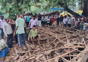 छत्तीसगढ़ में मूसलाधार बारिश के कारण पुराना होटल ढहा, 9 से अधिक लोग मलबे में दबे