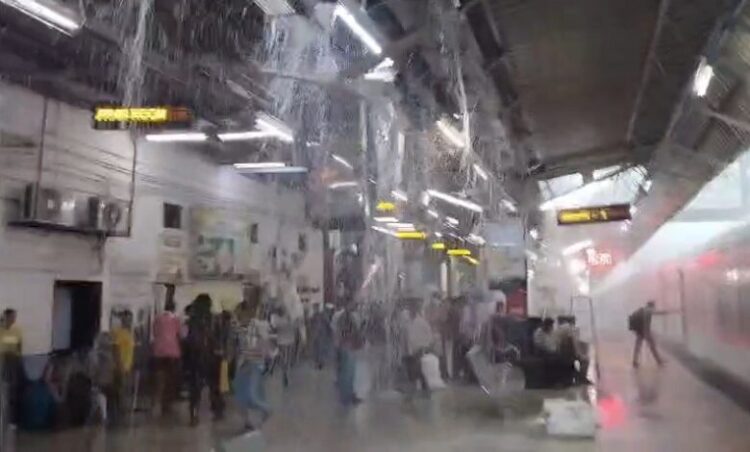 मूसलाधार बारिश से पानी-पानी हुआ रायपुर रेलवे स्टेशन, बारिश में व्यवस्थाएं चौपट, यात्री हुए परेशान