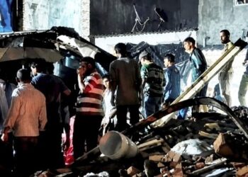 भारी बारिश के बीच बड़ा हादसा, तीन मंजिला बिल्डिंग का हिस्सा गिरने से छह लोगों की मौत