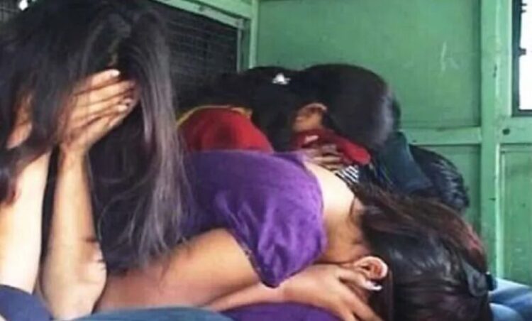 स्पा सेंटर की आड़ में चल रहा था गंदा धंधा: संचालक सहित 6 गिरफ्तार..