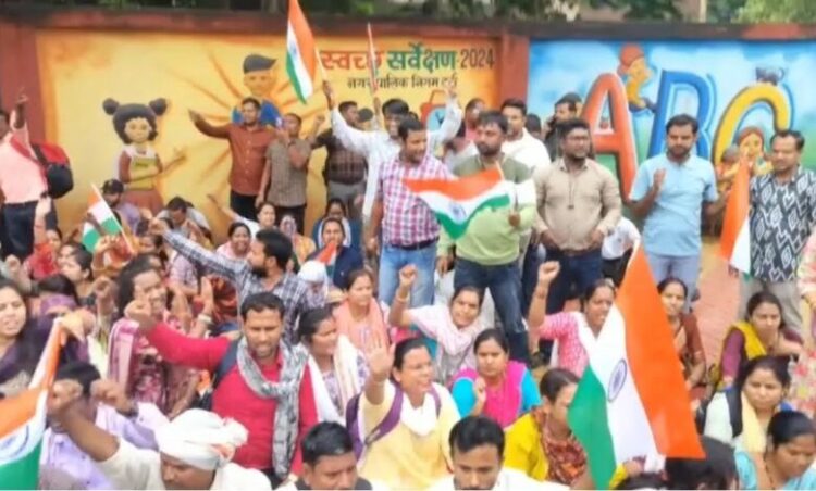 दुर्ग में 22 दिनों से अतिथि शिक्षकों का आंदोलन; कई आंदोलनकारी हिरासत में, धरनास्थल पर जवान तैनात