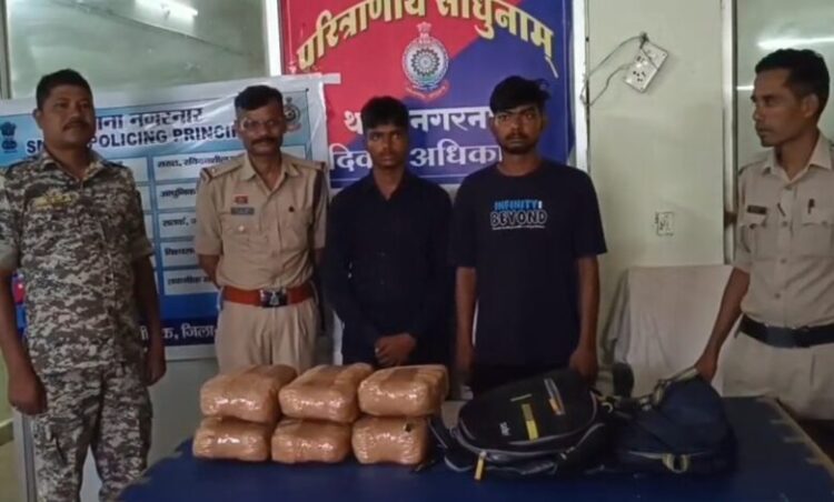 छत्तीसगढ़ पुलिस की बड़ी कार्रवाई, 6.35 लाख का गांजा के साथ दो तस्कर गिरफ्तार, ओडिशा से UP लेकर जा रहे थे तस्कर