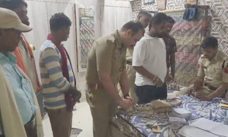 धान घोटाला मामले में छत्तीसगढ़ पुलिस की बड़ी कार्रवाई, केंद्र प्रभारी के घर छापे से 16 लाख नकद और अहम दस्तावेज जब्त