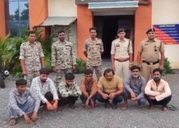 छत्तीसगढ़ में अवैध जुआ फड़ पर पुलिस का छापा; 12 जुआरी गिरफ्तार, 60 हजार कैश सहित 20.35 लाख की संपत्ति जब्त
