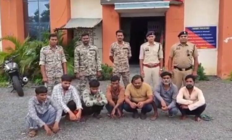 छत्तीसगढ़ में अवैध जुआ फड़ पर पुलिस का छापा; 12 जुआरी गिरफ्तार, 60 हजार कैश सहित 20.35 लाख की संपत्ति जब्त