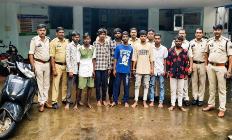 अंतरराज्यीय लूटी गिरोह का भंडाफोड़, 8 आरोपी गिरफ्तार, स्कूटी और मोबाइल बरामद