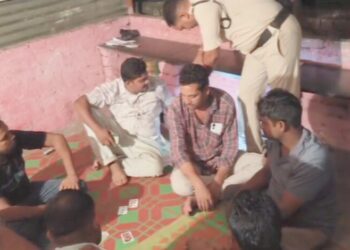 जुए के अड्डे पर पुलिस ने बोला धावा, 8 जुआरी गिरफ्तार… 18 हजार रुपये नकदी के साथ मोबाइल फोन जब्त