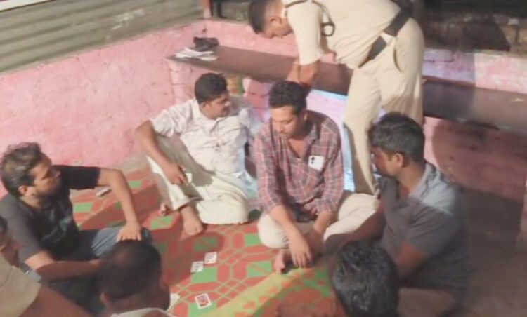 जुए के अड्डे पर पुलिस ने बोला धावा, 8 जुआरी गिरफ्तार… 18 हजार रुपये नकदी के साथ मोबाइल फोन जब्त