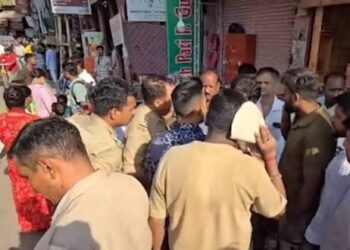 काशी विश्वनाथ मंदिर परिसर पर फायरिंग, 3 घायल… लगों में मची अफरा-तफरी