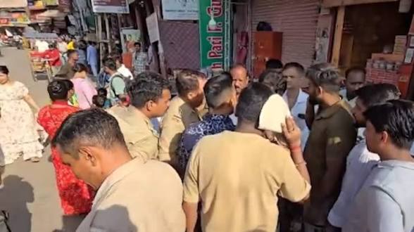 काशी विश्वनाथ मंदिर परिसर पर फायरिंग, 3 घायल… लगों में मची अफरा-तफरी