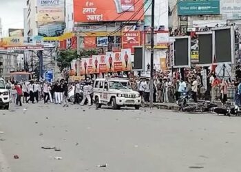 बिहार में प्रदर्शनकारी छात्रों ने फेंका बम; पुलिस की दो गाड़ियां पलटी, टीओपी प्रभारी घायल