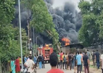 कोरबा के कोल पिच कार्बन फैक्ट्री में बायलर फटने से लगी भीषण आग, 30-40 मजदूरों ने भागकर बचाई जान