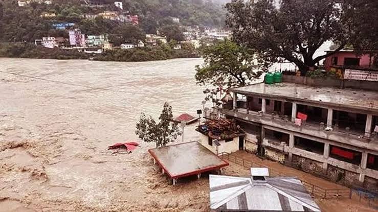 भारी बारिश का कहर: बाढ़-लैंडस्लाइड से 11 लोगों की मौत, कई लापता