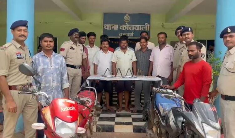 फार्म हाउस में चल रहे हाईप्रोफाइल जुआ फड़ पर पुलिस का छापा! 11 जुआरी गिरफ्तार