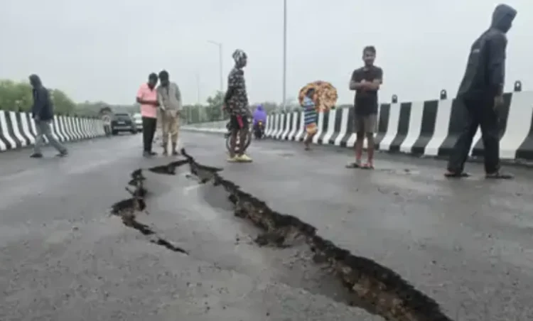 राजनांदगांव में पहली ही बारिश में 22 करोड़ का ओवरब्रिज टूटा, 15 दिन पहले हुआ था लोकार्पण
