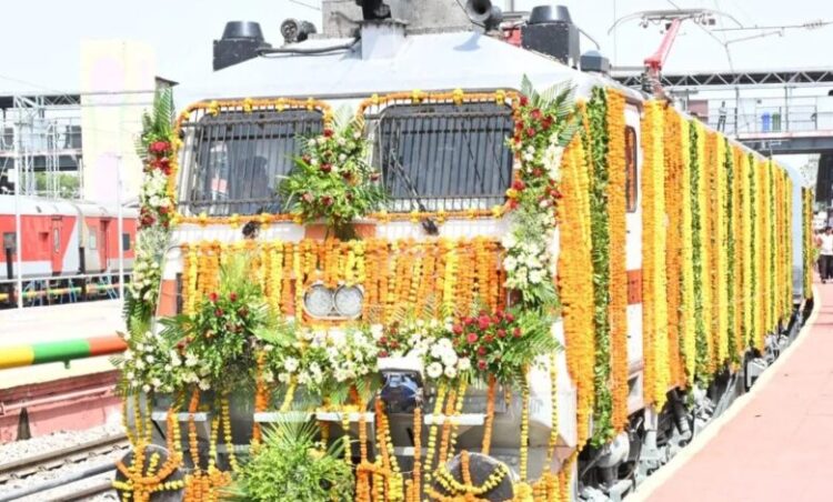 रेल यात्रियों को बड़ी सौगात, रेल मंत्री अश्विनी वैष्णव ने 3 नई ट्रेनों को दिखाई हरी झंडी