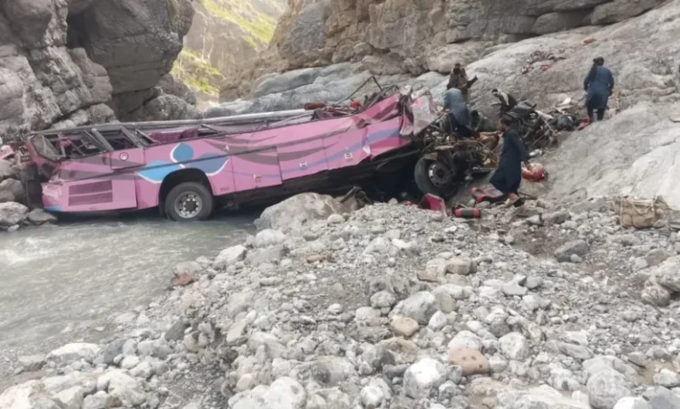 भीषण सड़क हादसा, खाई में गिरी यात्रियों से भरी बस; 40 यात्रियों की दर्दनाक मौत