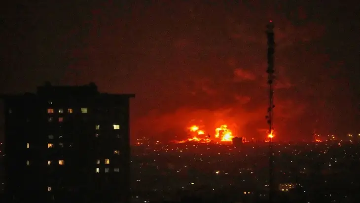 अमेरिका ने ईरान पर फिर हमला किया, 90 ठिकानों पर की Airstrike, ईरान का कुवैत और बहरीन पर जवाबी हमला