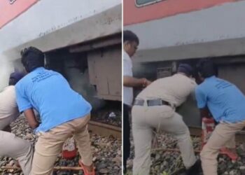 एक्सप्रेस ट्रेन के AC कोच में उठा धुआं, सफर के बीच अचानक बना डर का माहौल, यात्रियों में मची भगदड़