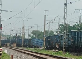 बड़ा रेल हादसा, एक साथ 12 डिब्बे पटरी से उतरे, एक एक्सप्रेस समेत 6 ट्रेनें हुई प्रभावित