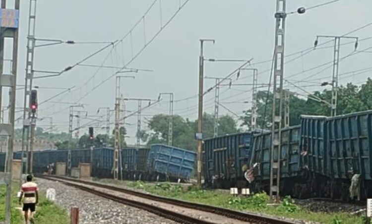 बड़ा रेल हादसा, एक साथ 12 डिब्बे पटरी से उतरे, एक एक्सप्रेस समेत 6 ट्रेनें हुई प्रभावित