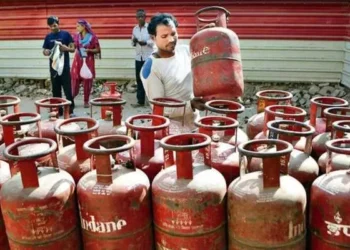 खुशखबरी! आज से गिरे कमर्शियल गैस के दाम, जानें घरेलू सिलेंडर का नया रेट.