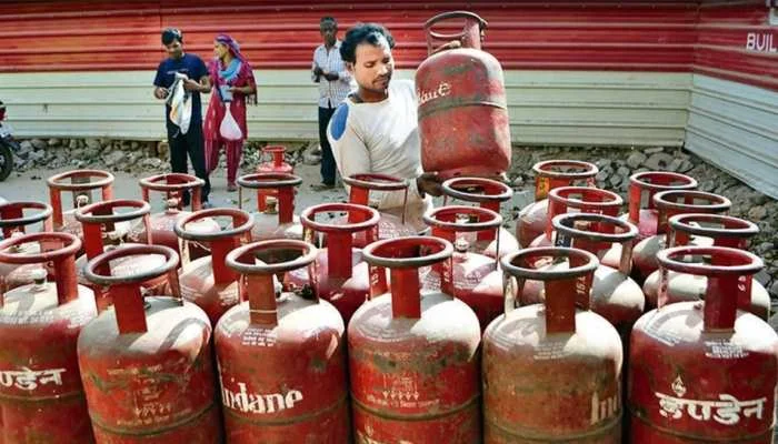खुशखबरी! आज से गिरे कमर्शियल गैस के दाम, जानें घरेलू सिलेंडर का नया रेट.