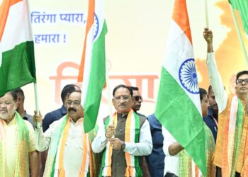 मुख्यमंत्री विष्णु देव साय ने हाथ में तिरंगा थामकर किया भव्य तिरंगा यात्रा का नेतृत्व