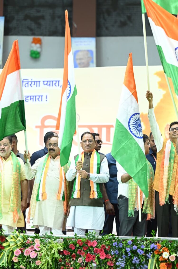 मुख्यमंत्री विष्णु देव साय ने हाथ में तिरंगा थामकर किया भव्य तिरंगा यात्रा का नेतृत्व