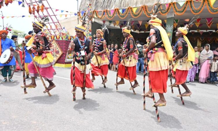 छत्तीसगढ़ के पहले पर्व हरेली पर मुख्यमंत्री निवास में सजी लोक संस्कृति की जीवंत झांकी