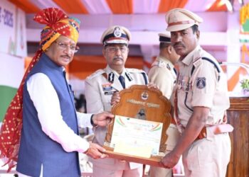 मुख्यमंत्री विष्णु देव साय के करकमलों से उत्कृष्ट सेवा के लिए सम्मानित हुए पुलिस एवं नगर सेना के अधिकारी-कर्मचारी