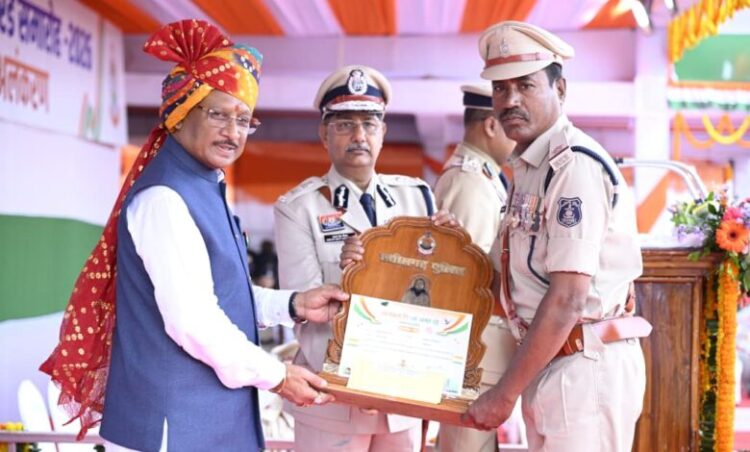 मुख्यमंत्री विष्णु देव साय के करकमलों से उत्कृष्ट सेवा के लिए सम्मानित हुए पुलिस एवं नगर सेना के अधिकारी-कर्मचारी
