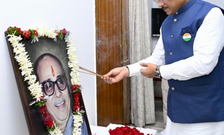 मुख्यमंत्री विष्णु देव साय ने स्वर्गीय कुशाभाऊ ठाकरे की जयंती पर उन्हें किया नमन
