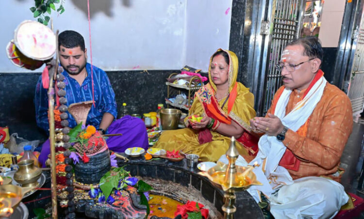 मुख्यमंत्री विष्णुदेव साय ने सावन सोमवार और नागपंचमी पर श्री फलेश्वरनाथ महादेव की पूजा-अर्चना की