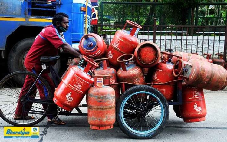 LPG सिलेंडर पर बड़ा अपडेट, 16 अगस्त से 1000 रुपये वाला सिलेंडर मिलेगा 2900 में, जानें क्या करना होगा?