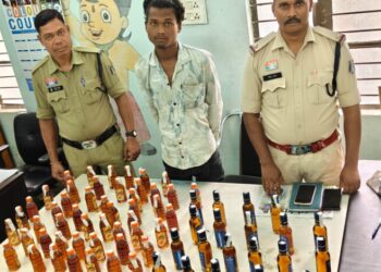 ऑपरेशन आघात : घरघोड़ा पुलिस की बड़ी कार्रवाई, 69 पाव अंग्रेजी शराब के साथ तस्कर गिरफ्तार