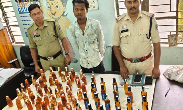 ऑपरेशन आघात : घरघोड़ा पुलिस की बड़ी कार्रवाई, 69 पाव अंग्रेजी शराब के साथ तस्कर गिरफ्तार